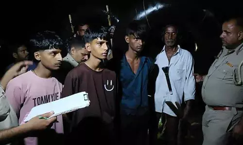 Yamuna नदी पर चमत्कार, 5 घंटे के ऑपरेशन में 3 लड़कों को सुरक्षित निकाला गया Yamuna नदी पर चमत्कार, 5 घंटे के ऑपरेशन में 3 लड़कों को सुरक्षित निकाला गया