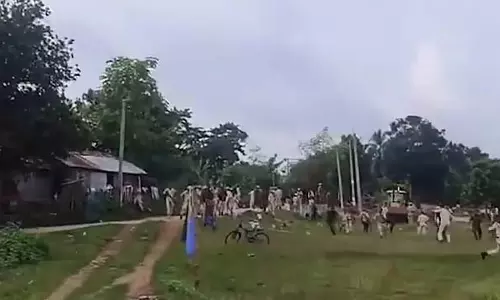 Assam : वन अतिक्रमण हटाने के अभियान के दौरान गोलीबारी, एक की मौत, कई घायल Assam : वन अतिक्रमण हटाने के अभियान के दौरान गोलीबारी, एक की मौत, कई घायल