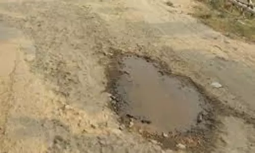 Raebareli: ग्रामीणों ने उठाई सड़क मरम्मत की मांग Raebareli: ग्रामीणों ने उठाई सड़क मरम्मत की मांग