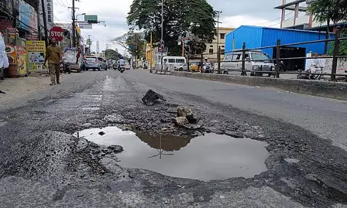 कोयंबटूर का गूमापाटिंग्को सड़क के बीचों-बीच मौत के गड्ढे का मज़ाक उड़ाते युवा