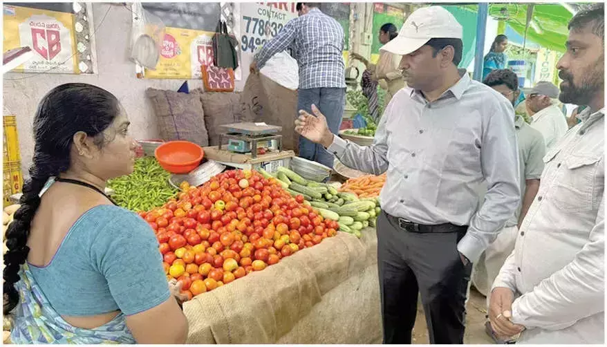रायथू बाजार में बिचौलियों के लिए कोई जगह नहीं: कलेक्टर