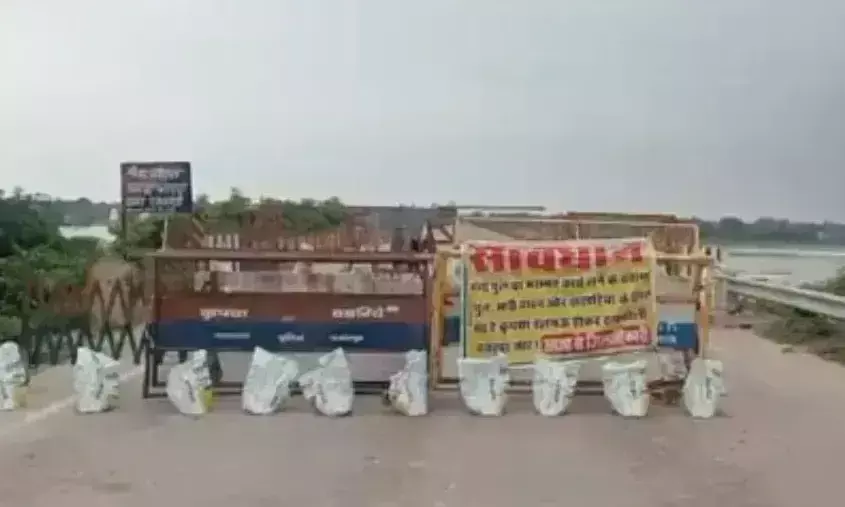 Fatehpur: असनी पुल पर खतरे का साया, भारी वाहनों का रूट डायवर्ट Fatehpur: असनी पुल पर खतरे का साया, भारी वाहनों का रूट डायवर्ट