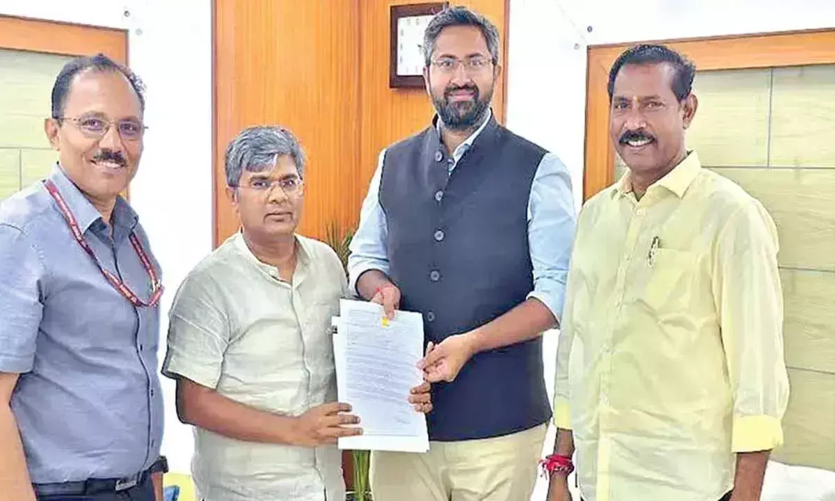 MP, MLA ने एनएच-16 पर लंबे समय से लंबित संपर्क सड़क के लिए समर्थन जताया MP, MLA ने एनएच-16 पर लंबे समय से लंबित संपर्क सड़क के लिए समर्थन जताया
