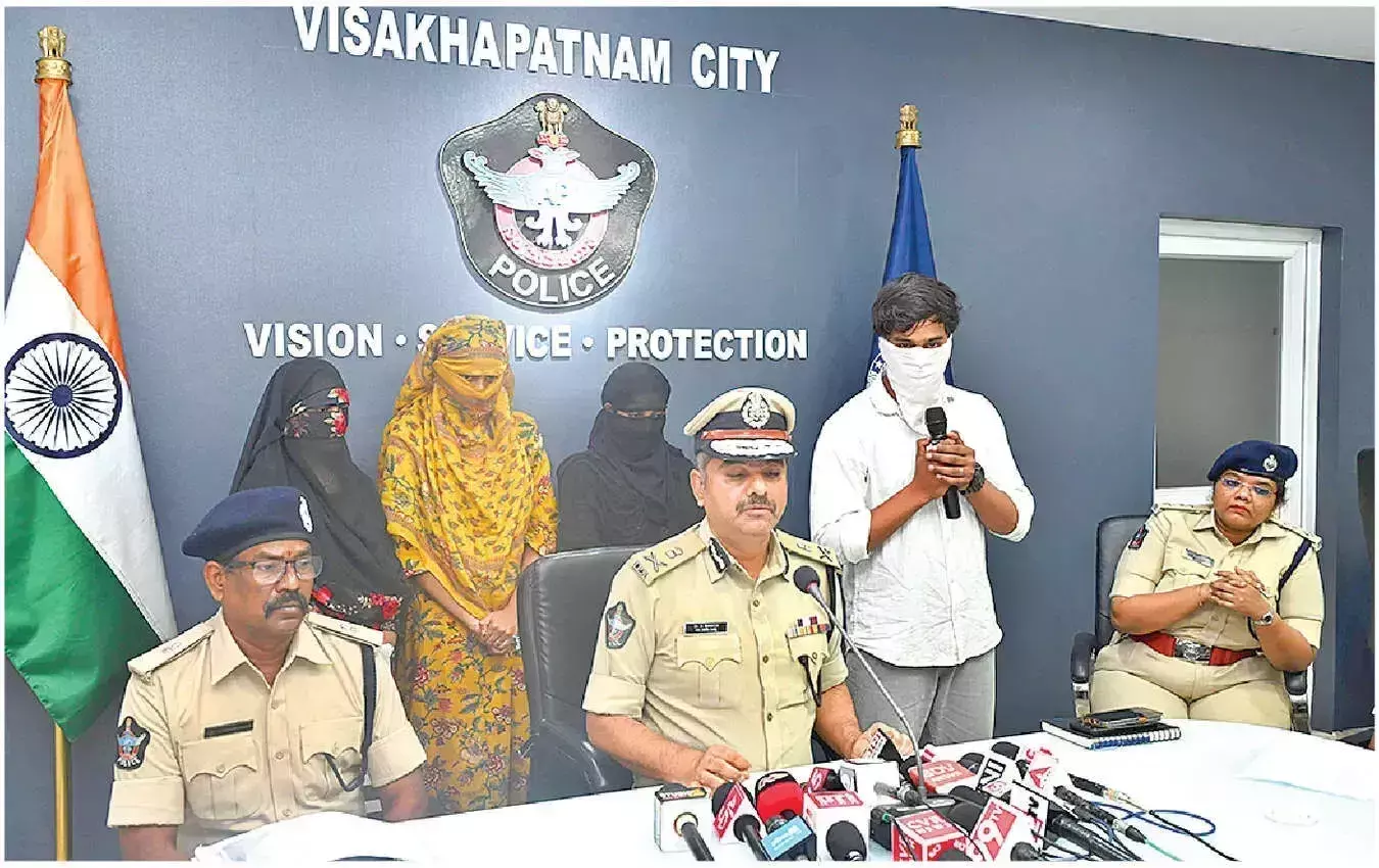 Andhra: शहर की पुलिस ने फर्जी एजेंटों को हिरासत में लिया