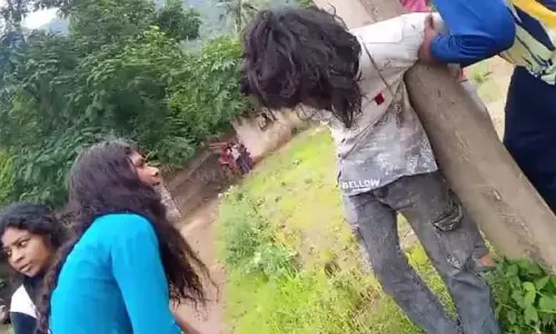 Odisha : युवतियों ने एक युवक को पेड़ से बांधकर पीटा Odisha : युवतियों ने एक युवक को पेड़ से बांधकर पीटा