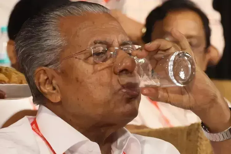 Kerala HC ने सीएम विजयन के खिलाफ आपराधिक मामले पर रोक लगा दी Kerala HC ने सीएम विजयन के खिलाफ आपराधिक मामले पर रोक लगा दी