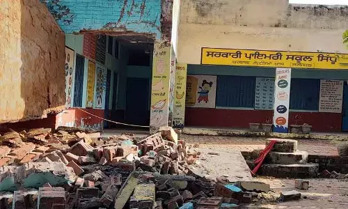 Jalandhar: लोहियां ब्लॉक के सरकारी स्कूल की ढही छत की मरम्मत का इंतजार