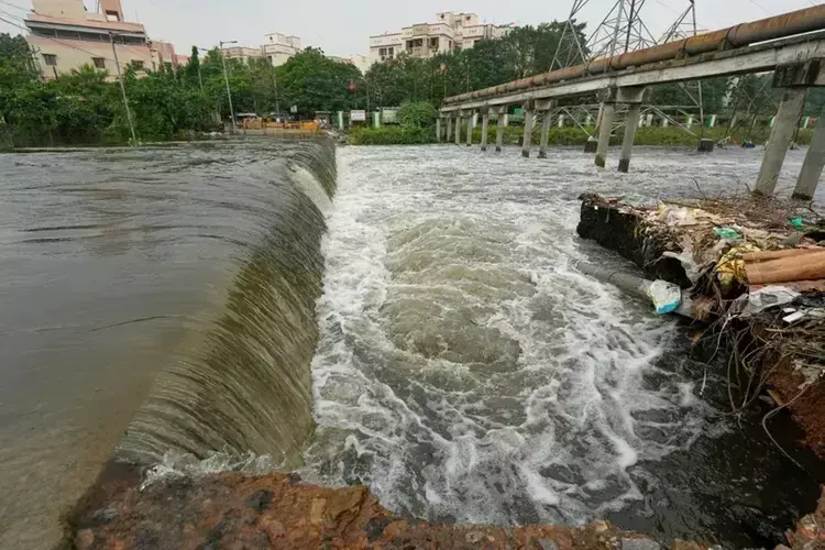 Kerala में कौन सी नदियाँ अब नारंगी और पीले अलर्ट पर हैं