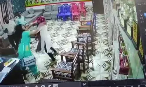Talwara में शिक्षक ने स्कूल प्रभारी और सहकर्मी की पिटाई की Talwara में शिक्षक ने स्कूल प्रभारी और सहकर्मी की पिटाई की