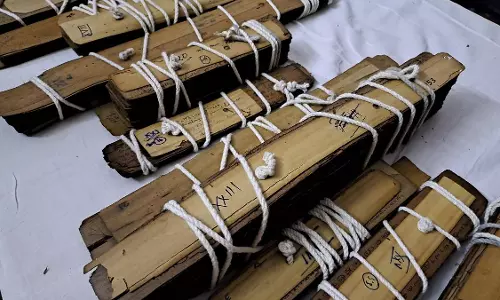 कालीकट विश्वविद्यालय ने राष्ट्रपति भवन को दुर्लभ मलयालम पांडुलिपियाँ सौंपीं