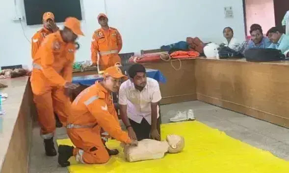 Farrukhabad: बाढ़ आपदा से निपटने को एनडीआरएफ की तैयारी Farrukhabad: बाढ़ आपदा से निपटने को एनडीआरएफ की तैयारी