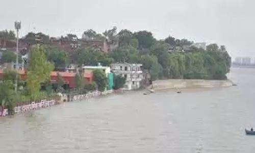 Prayagraj : यमुना के बढ़ते जलस्तर से बाढ़ का खतरा बढ़ा, गंगा में राहत Prayagraj : यमुना के बढ़ते जलस्तर से बाढ़ का खतरा बढ़ा, गंगा में राहत