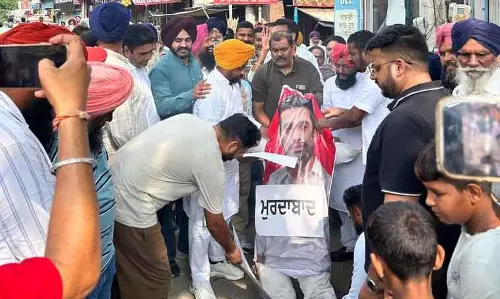 Ludhiana: दलित कार्यकर्ताओं ने कांग्रेस नेताओं के खिलाफ प्रदर्शन किया, माफी की मांग की Ludhiana: दलित कार्यकर्ताओं ने कांग्रेस नेताओं के खिलाफ प्रदर्शन किया, माफी की मांग की
