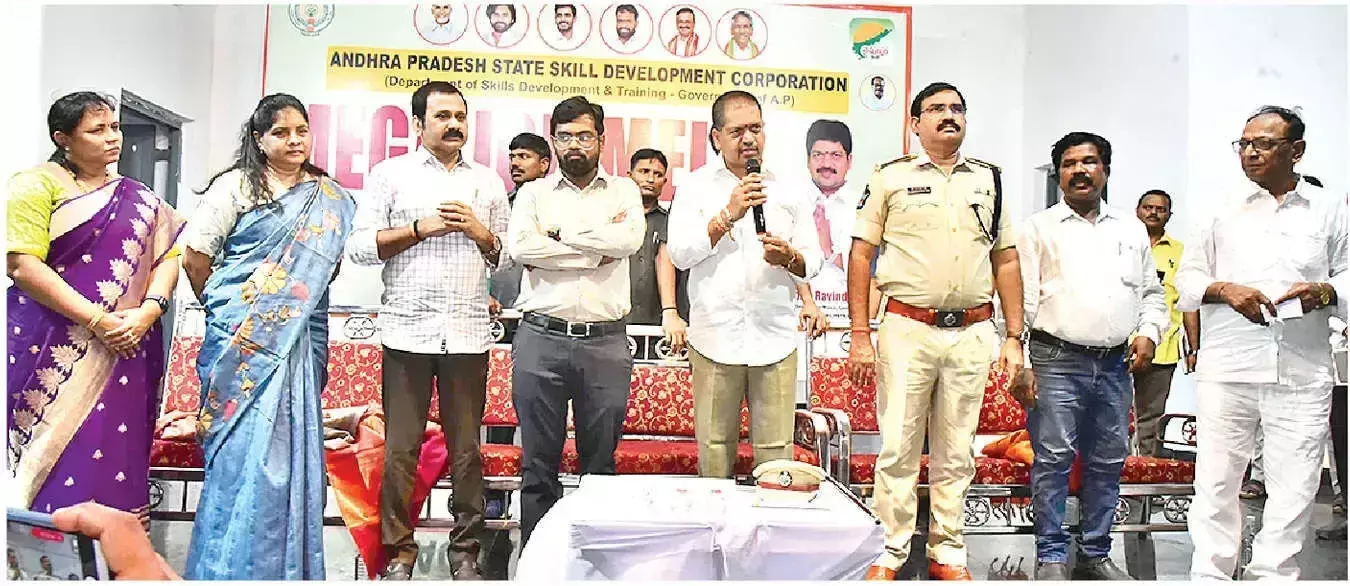 Andhra: कोल्लू ने सभी शिक्षित युवाओं को नौकरी का आश्वासन दिया Andhra: कोल्लू ने सभी शिक्षित युवाओं को नौकरी का आश्वासन दिया