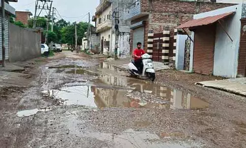 Fatehgarh Sahib में लंबित सड़क मरम्मत को लेकर यात्रियों ने नागरिक उदासीनता की निंदा की Fatehgarh Sahib में लंबित सड़क मरम्मत को लेकर यात्रियों ने नागरिक उदासीनता की निंदा की