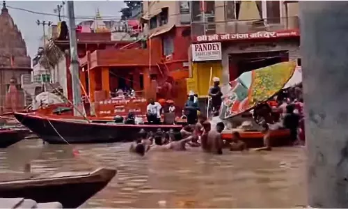Varanasi के ऐतिहासिक घाट उफान पर गंगा में समा गए Varanasi के ऐतिहासिक घाट उफान पर गंगा में समा गए