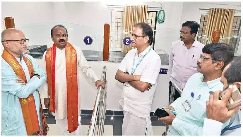Andhra: नए श्रीवाणी टिकट जारी करने वाले केंद्र पर बुनियादी सुविधाएं सुनिश्चित करें: ईओ Andhra: नए श्रीवाणी टिकट जारी करने वाले केंद्र पर बुनियादी सुविधाएं सुनिश्चित करें: ईओ
