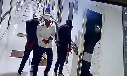हमलावरों ने अस्पताल में घुसकर विचाराधीन कैदी की गोली मारकर हत्या की