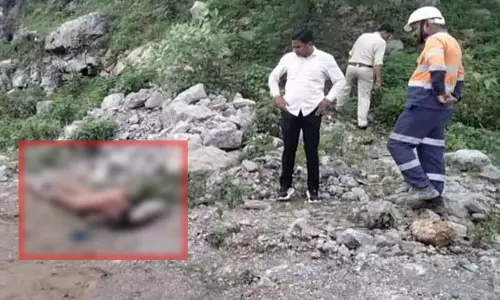 युवक की नग्न अवस्था में मिली खून से लथपथ लाश, पत्थर से सिर कुचलकर हत्या की आशंका युवक की नग्न अवस्था में मिली खून से लथपथ लाश, पत्थर से सिर कुचलकर हत्या की आशंका