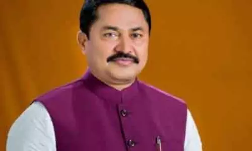 महाराष्ट्र हनीट्रैप कांड, कांग्रेस MLA Nana Patole ने पेन ड्राइव दिखाकर सरकार से मांगा जवाब