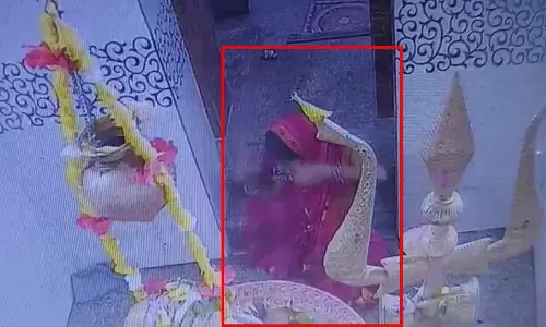 बूढ़ा महादेव मंदिर में दर्शन के दौरान महिला श्रद्धालु के पर्स से नकदी चोरी, CCTV में कैद हुई घटना