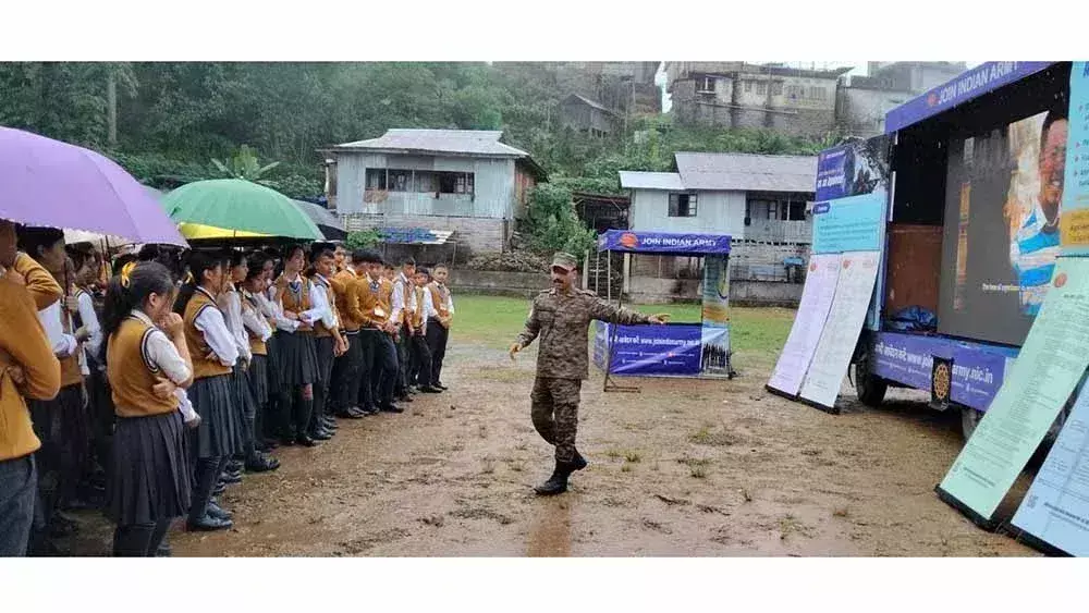 भारतीय सेना का कारवां टॉकीज़ आउटरीच अभियान युवाओं को शामिल कर रहा