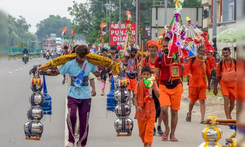 Farrukhabad: सोशल मीडिया पर कांवड़ यात्रा को लेकर संग्राम Farrukhabad: सोशल मीडिया पर कांवड़ यात्रा को लेकर संग्राम