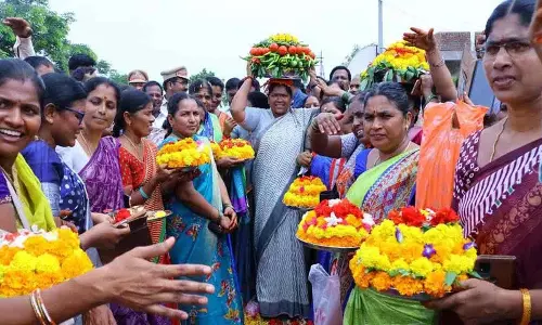 मंत्री सीथक्का के सिर पर गिरी सब्जी बथुकम्मा.. वीडियो मंत्री सीथक्का के सिर पर गिरी सब्जी बथुकम्मा.. वीडियो