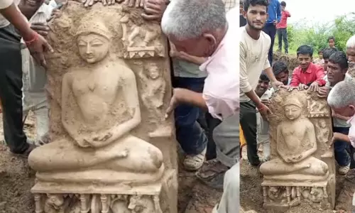 Farrukhabad: एटा के रिजोर में खुदाई से निकली जैन मूर्ति Farrukhabad: एटा के रिजोर में खुदाई से निकली जैन मूर्ति