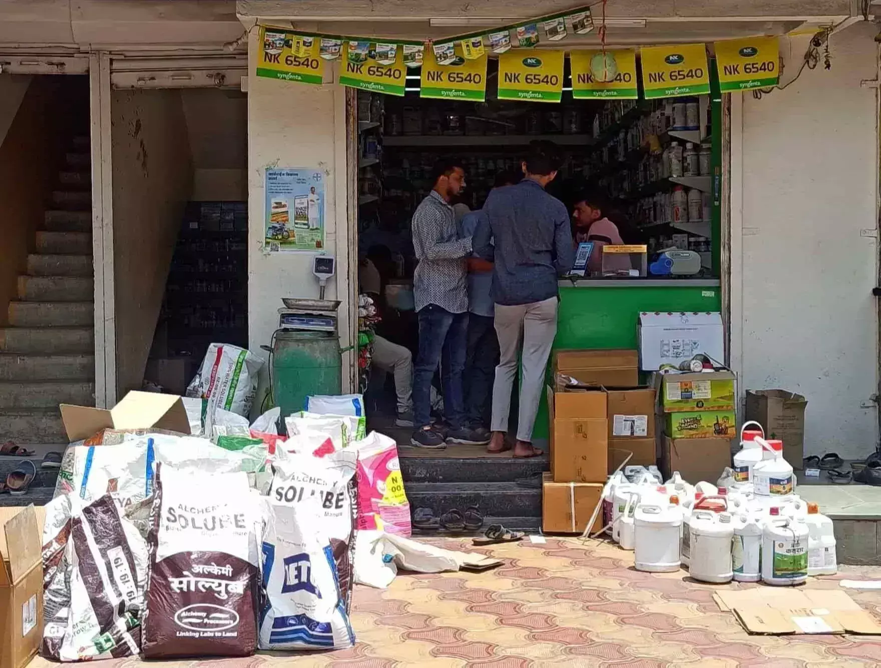 Farrukhabad: उर्वरक जांच में गड़बड़ी उजागर, 3 दुकानों के लाइसेंस निलंबित