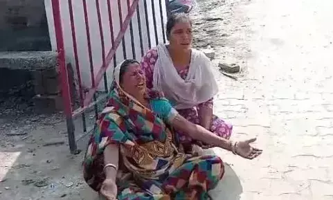 Rajepur: गायब युवक की तलाश में मां-बेटी ने थाने के सामने किया प्रदर्शन