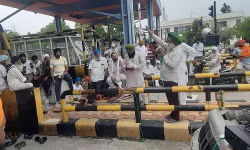 Attari के पास टोल प्लाजा ठेकेदारों के खिलाफ आंदोलन तीसरे दिन भी जारी