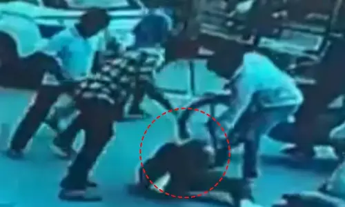 कार टक्कर के बाद तीन हमलावरों ने एक व्यक्ति की बेरहमी से पिटाई की कार टक्कर के बाद तीन हमलावरों ने एक व्यक्ति की बेरहमी से पिटाई की