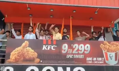 हिंदू रक्षा दल का विरोध प्रदर्शन, सावन में केएफसी और नजीर रेस्तरां बंद कराए हिंदू रक्षा दल का विरोध प्रदर्शन, सावन में केएफसी और नजीर रेस्तरां बंद कराए