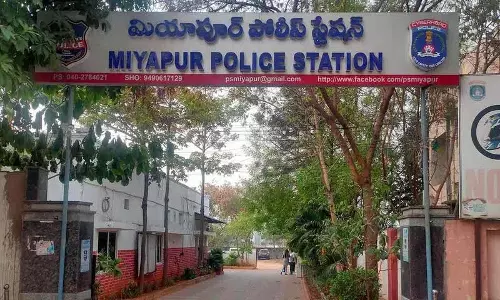 बस में धूम्रपान न करने पर ड्राइवर और क्लीनर पर हमला बस में धूम्रपान न करने पर ड्राइवर और क्लीनर पर हमला