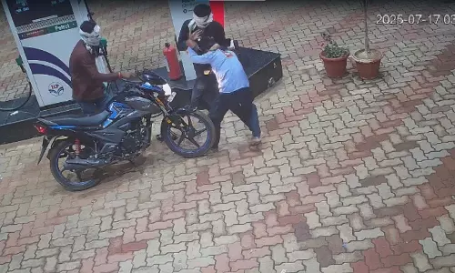पेट्रोल पंप पर चिल्हर विवाद में चाकूबाजी, CCTV फुटेज आया सामने, दो आरोपी गिरफ्तार