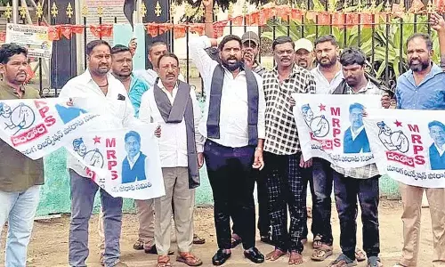 मेयर के खिलाफ अत्याचार का मामला दर्ज किया जाना चाहिए