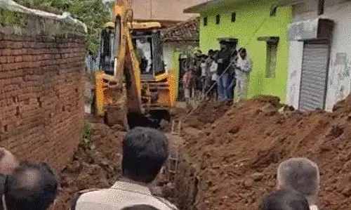 Madhya Pradesh: सीवर लाइन खोदते समय मिट्टी में दबे दो मजदूरों की मौत