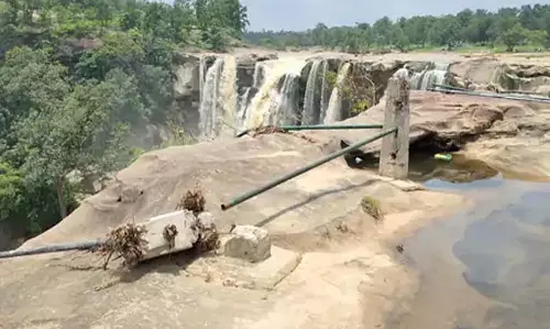 अमृतधारा जलप्रपात बना पर्यटकों का आकर्षण, लेकिन सुरक्षा के अभाव में जानलेवा साबित हो रहा अमृतधारा जलप्रपात बना पर्यटकों का आकर्षण, लेकिन सुरक्षा के अभाव में जानलेवा साबित हो रहा