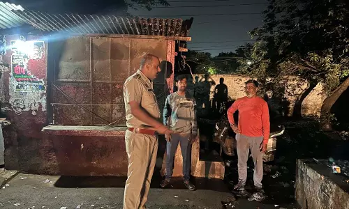 दुर्ग में अड्डेबाजी और सार्वजनिक स्थानों पर शराबखोरी के खिलाफ अभियान जारी दुर्ग में अड्डेबाजी और सार्वजनिक स्थानों पर शराबखोरी के खिलाफ अभियान जारी