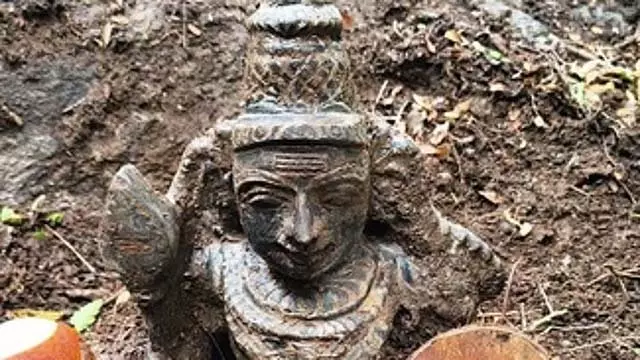 Tamil Nadu : ओडुगाथुर के पास एक पहाड़ पर मुरुगा की मूर्ति मिली Tamil Nadu : ओडुगाथुर के पास एक पहाड़ पर मुरुगा की मूर्ति मिली