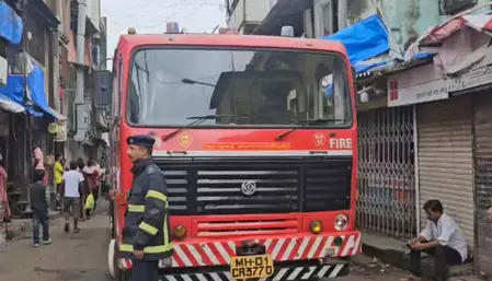 ढही तीन मंजिला चॉल, 7 लोग घायल, रेस्क्यू जारी ढही तीन मंजिला चॉल, 7 लोग घायल, रेस्क्यू जारी