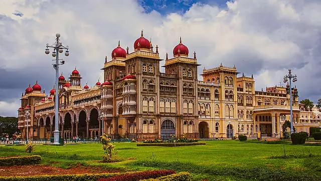 इंदौर लगातार 8वें साल देश के सबसे स्वच्छ शहर की सूची में पहले स्थान पर; मैसूर तीसरे स्थान पर इंदौर लगातार 8वें साल देश के सबसे स्वच्छ शहर की सूची में पहले स्थान पर; मैसूर तीसरे स्थान पर