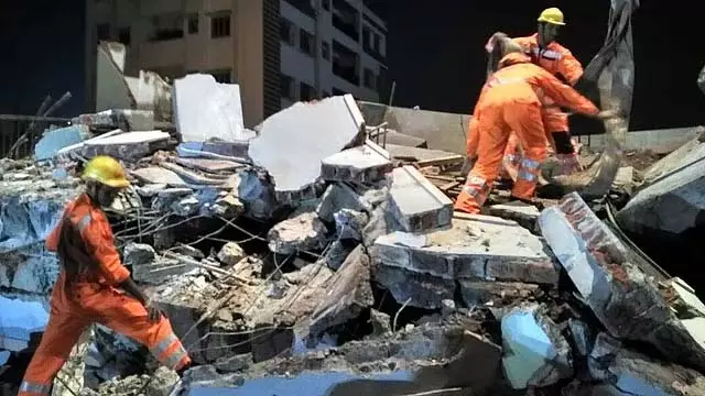 मुंबई के बांद्रा में तीन मंजिला इमारत ढही, 10 लोगों के फंसे होने की आशंका मुंबई के बांद्रा में तीन मंजिला इमारत ढही, 10 लोगों के फंसे होने की आशंका