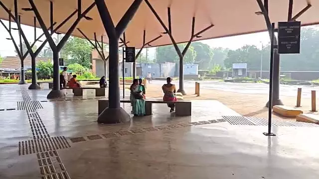 ग्रैंड बस स्टेशन के बावजूद, Pedne के निवासियों को बुनियादी बस सेवाओं के लिए संघर्ष करना पड़ा ग्रैंड बस स्टेशन के बावजूद, Pedne के निवासियों को बुनियादी बस सेवाओं के लिए संघर्ष करना पड़ा