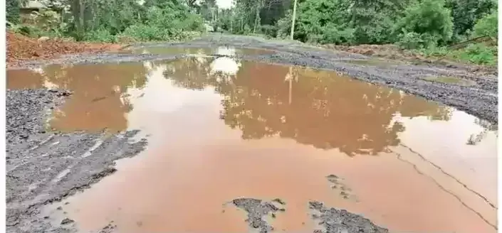 Balrampur: गड्ढों से परेशान बलरामपुर NH, राहगीरों की जान पर बना संकट Balrampur: गड्ढों से परेशान बलरामपुर NH, राहगीरों की जान पर बना संकट