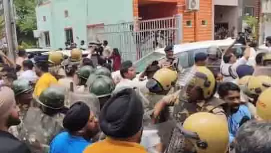 रायपुर लाया जा रहा चैतन्य बघेल को VIDEO, ED टीम एक्शन में रायपुर लाया जा रहा चैतन्य बघेल को VIDEO, ED टीम एक्शन में