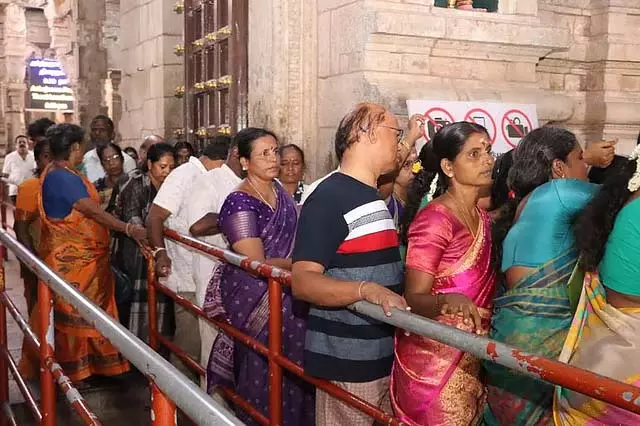 Tamil Nadu : पट्टेश्वरम थेनुपुरेश्वर मंदिर में भक्तों की उमड़ी भीड़ Tamil Nadu : पट्टेश्वरम थेनुपुरेश्वर मंदिर में भक्तों की उमड़ी भीड़