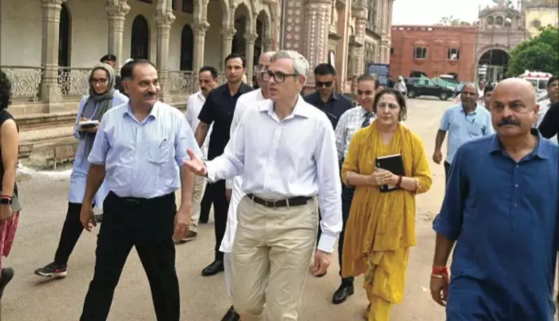 सीएम उमर अब्दुल्ला ने मुबारक मंडी जीर्णोद्धार का निरीक्षण किया, विरासत संरक्षण पर जोर सीएम उमर अब्दुल्ला ने मुबारक मंडी जीर्णोद्धार का निरीक्षण किया, विरासत संरक्षण पर जोर
