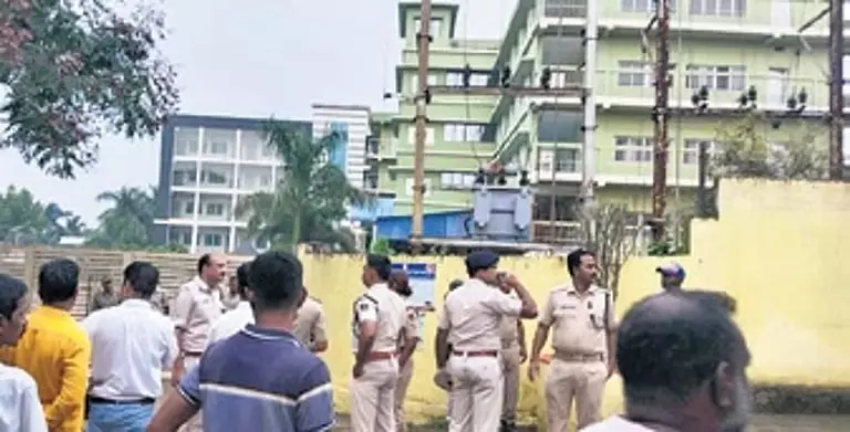 Odisha में छात्र को आत्महत्या के लिए उकसाने के आरोप में शिक्षक और वार्डन समेत चार गिरफ्तार Odisha में छात्र को आत्महत्या के लिए उकसाने के आरोप में शिक्षक और वार्डन समेत चार गिरफ्तार